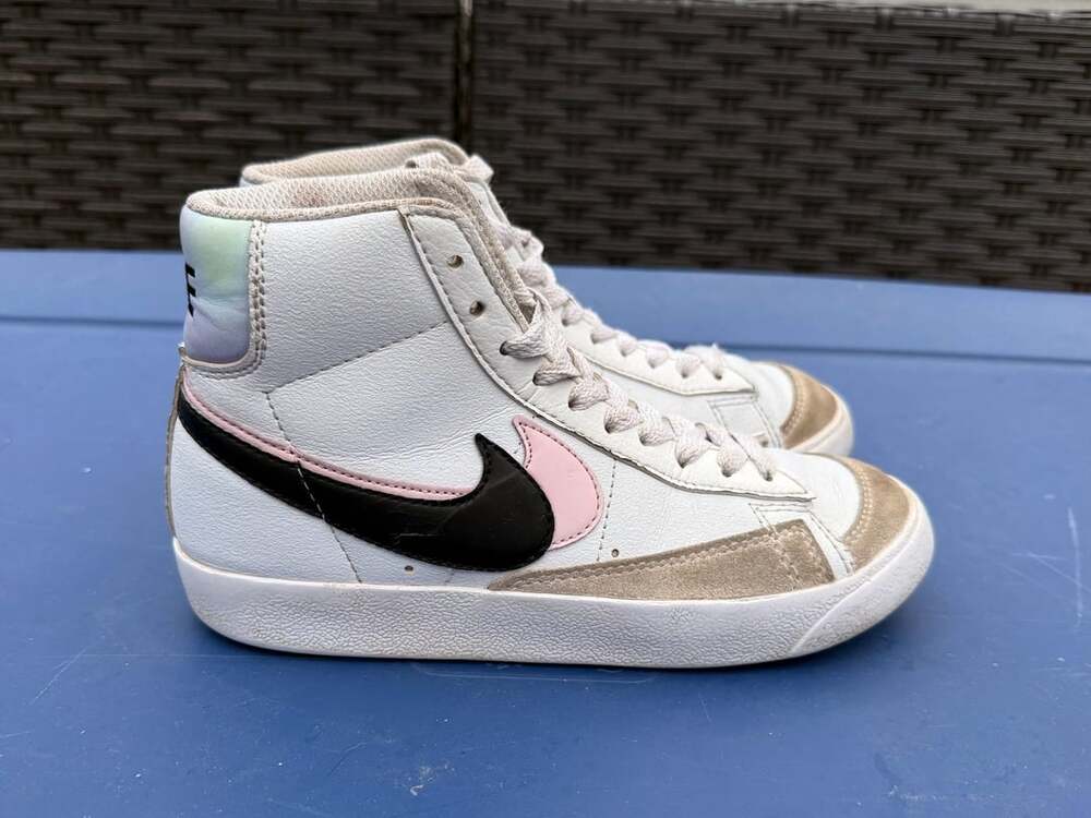 Nike Blazer Mid '77 SE Size 5.5 White Arctic Punch